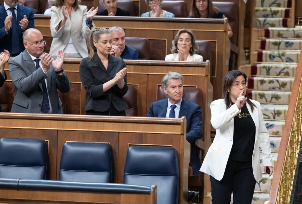 La diputada del PP, Ana Vázquez, tras ser expulsada por llevar un bote de gas pimienta durante una sesión de control al
