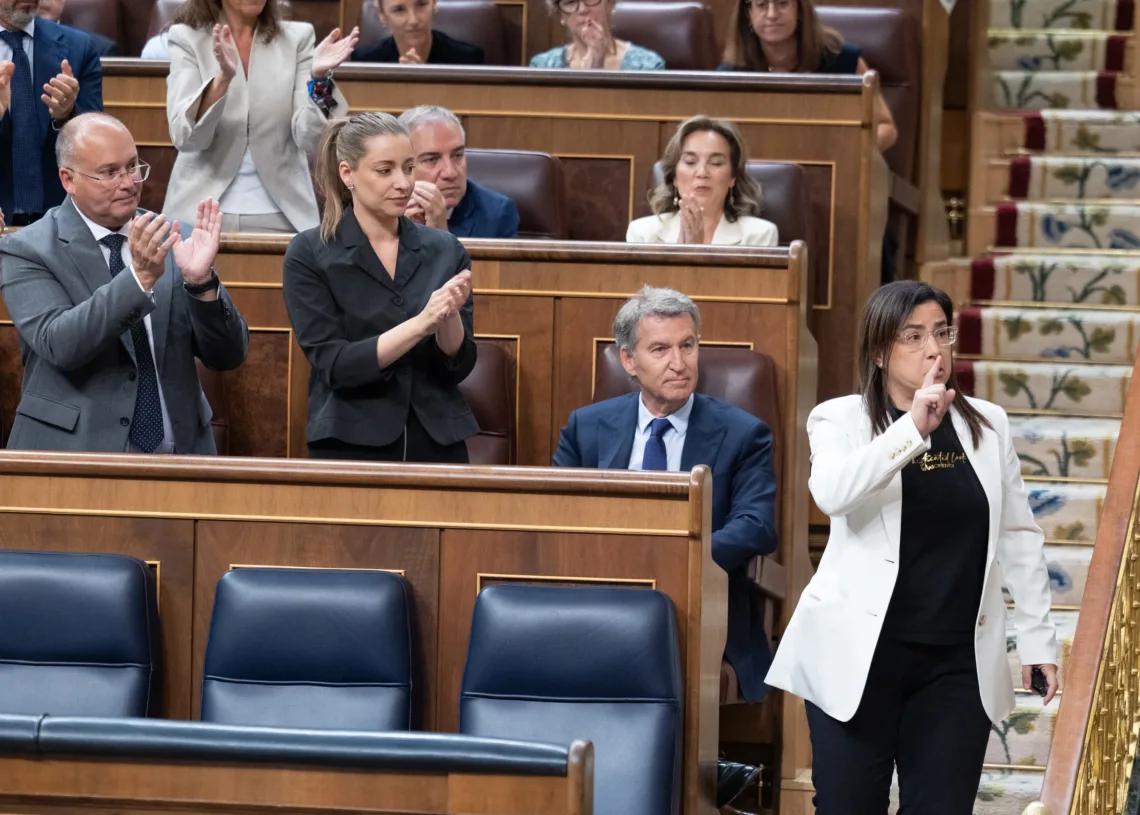 La diputada del PP, Ana Vázquez, tras ser expulsada por llevar un bote de gas pimienta durante una sesión de control al