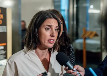 Archivo - La secretaria política de Podemos y eurodiputada, Irene Montero, atiende a los medios de comunicación a su lle