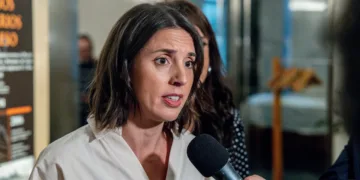 Archivo - La secretaria política de Podemos y eurodiputada, Irene Montero, atiende a los medios de comunicación a su lle