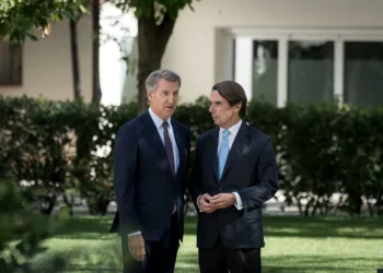 El presidente del Partido Popular, Alberto Núñez Feijóo, y el expresidente del Gobierno, José María Aznar, durante la cl