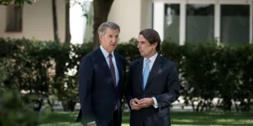 El presidente del Partido Popular, Alberto Núñez Feijóo, y el expresidente del Gobierno, José María Aznar, durante la cl