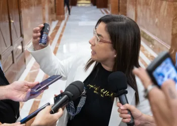 La diputada del PP, Ana Vázquez, tras ser expulsada por llevar un bote de gas pimienta durante una sesión de control al