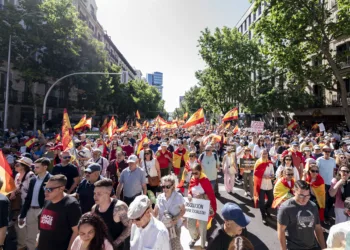 Archivo - Numerosas personas marchan durante  una manifestación para exigir la dimisión del presidente del Gobierno, Ped