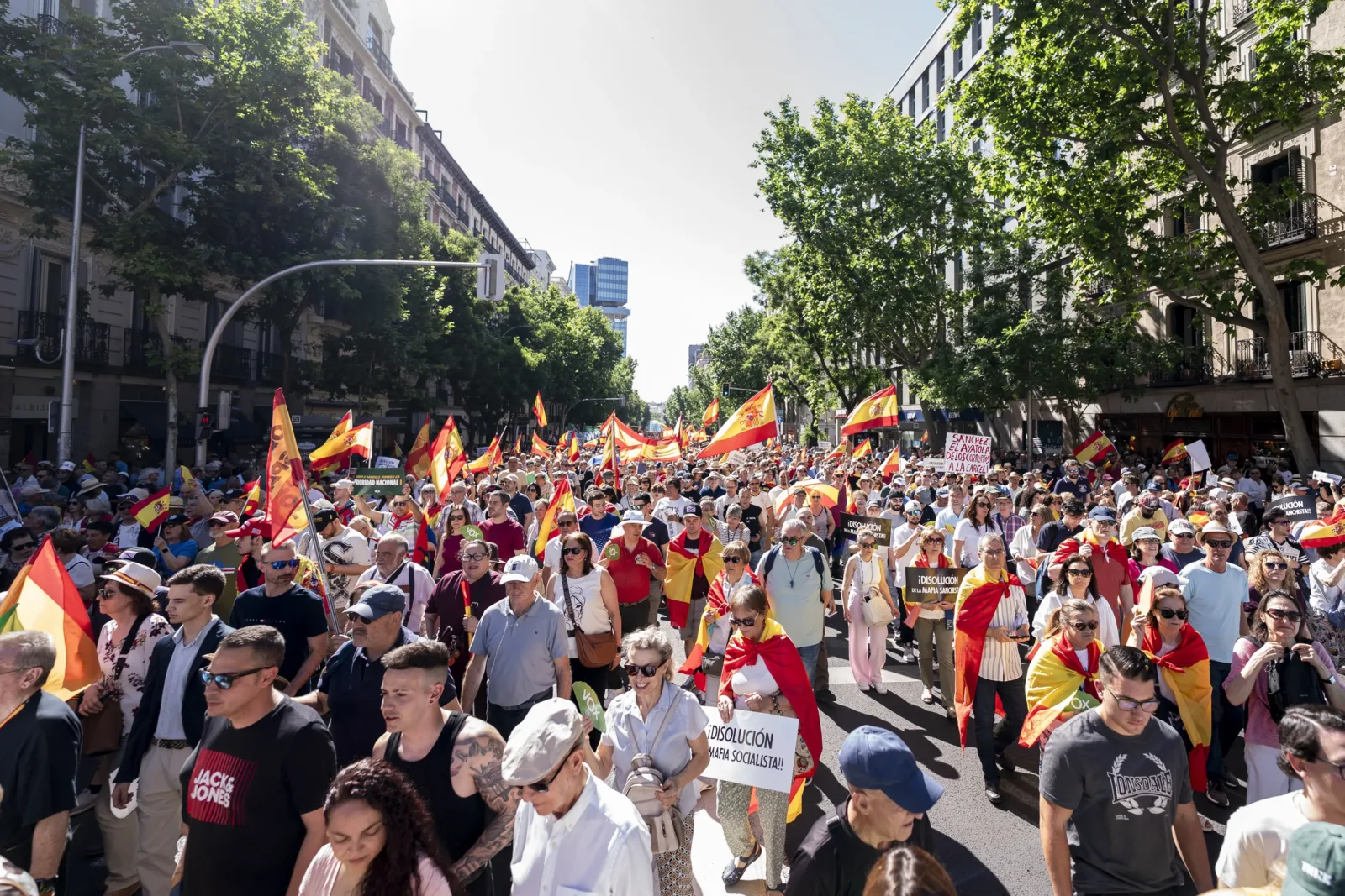 Archivo - Numerosas personas marchan durante  una manifestación para exigir la dimisión del presidente del Gobierno, Ped