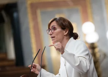 La ministra de Sanidad, Mónica García, durante una sesión plenaria, en el Congreso de los Diputados, a 16 de septiembre
