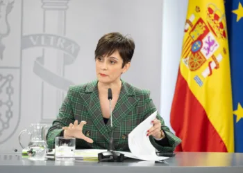 Archivo - La ministra de Vivienda y Agenda Urbana, Isabel Rodríguez, interviene durante una rueda de prensa posterior a