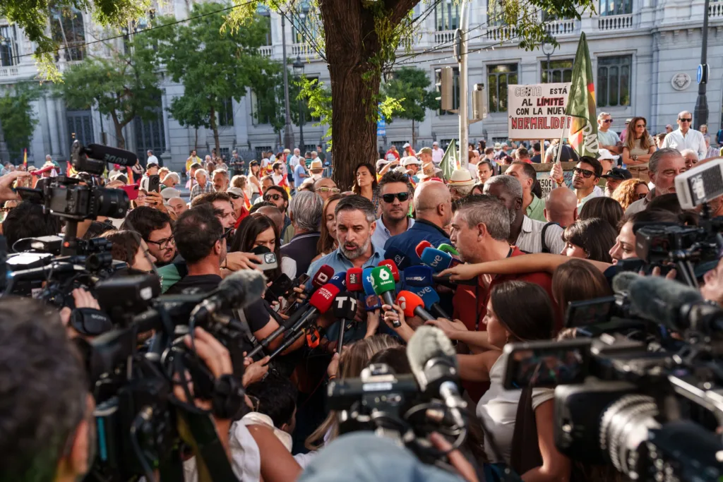 El presidente de Vox, Santiago Abascal, ofrece declaraciones a los medios antes de una manifestación para expresar apoyo