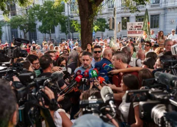 El presidente de Vox, Santiago Abascal, ofrece declaraciones a los medios antes de una manifestación para expresar apoyo