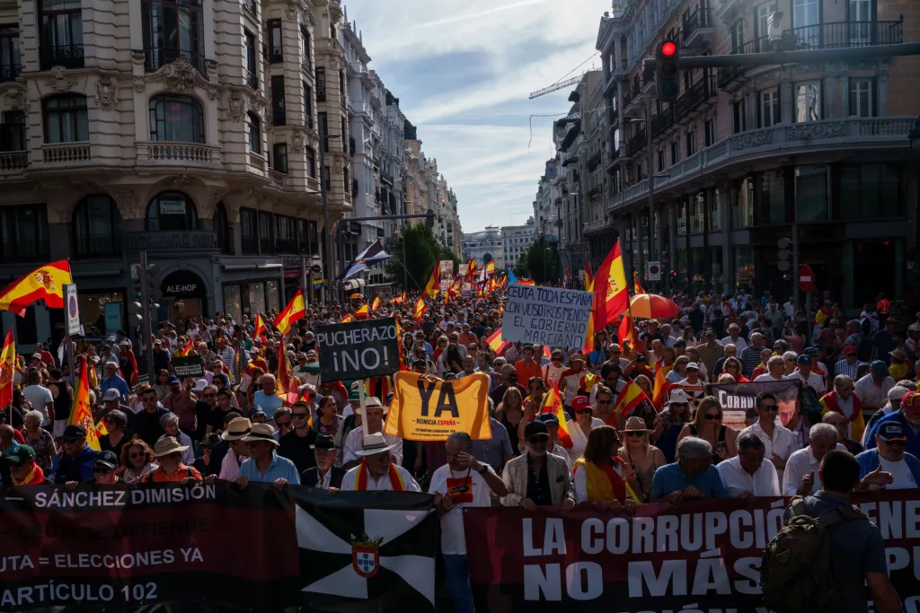 Cientos de personas portan pancarta con lema 'La corrupción tiene un precio. No más impunidad. Dimisión y elecciones ya'
