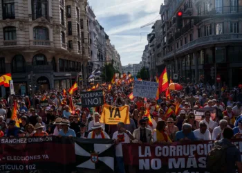 Cientos de personas portan pancarta con lema 'La corrupción tiene un precio. No más impunidad. Dimisión y elecciones ya'