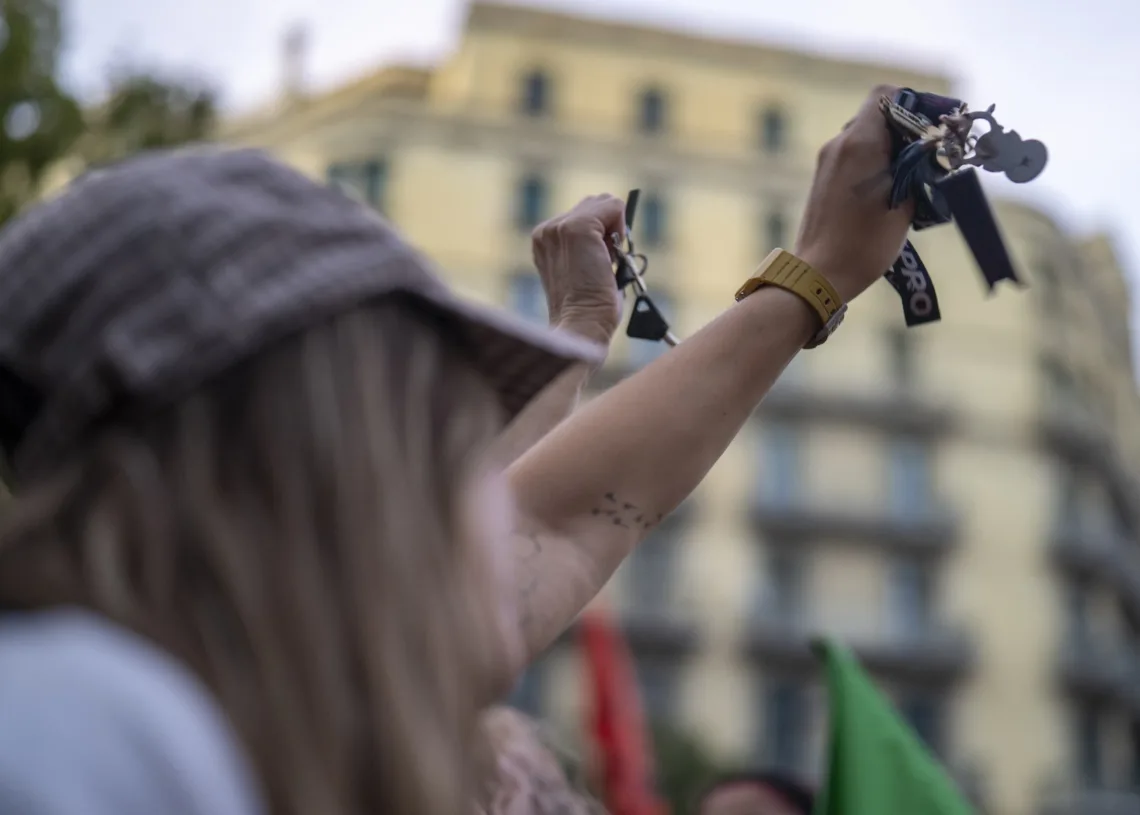 Dos personas muestran sus llaves durante una concentración en apoyo a Maricarmen tras su desahucio en Madrid, ante la De