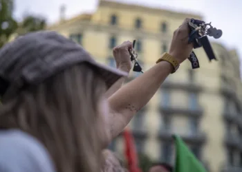 Dos personas muestran sus llaves durante una concentración en apoyo a Maricarmen tras su desahucio en Madrid, ante la De
