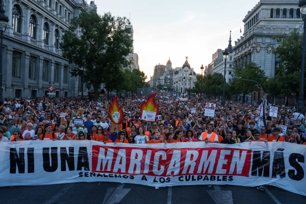 Voluntarios del Sindicato de Inquilinas durante una manifestación para denunciar el desahucio de Maricarmen Abascal, a 2