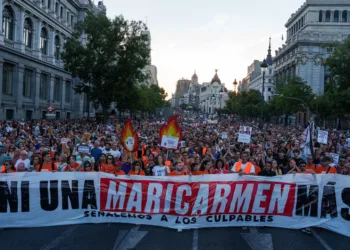 Voluntarios del Sindicato de Inquilinas durante una manifestación para denunciar el desahucio de Maricarmen Abascal, a 2