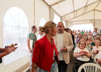 La vicepresidenta segunda y ministra de Trabajo y Economía Social, Yolanda Díaz (i), y el secretario de CCOO de Cataluña