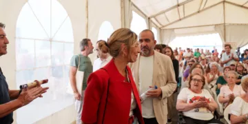 La vicepresidenta segunda y ministra de Trabajo y Economía Social, Yolanda Díaz (i), y el secretario de CCOO de Cataluña