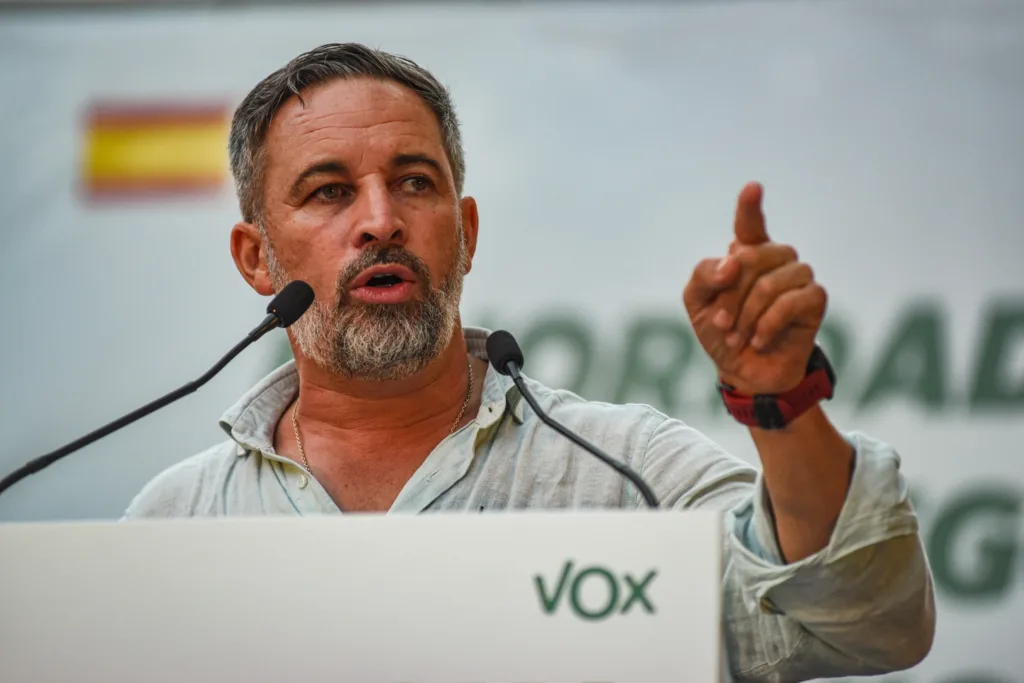 El líder de Vox, Santiago Abascal, interviene durante un acto de Vox en la Plaza Marina de Sants, a 18 de septiembre de
