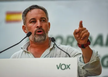 El líder de Vox, Santiago Abascal, interviene durante un acto de Vox en la Plaza Marina de Sants, a 18 de septiembre de