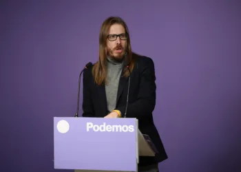 Archivo - El secretario de organización y portavoz de Podemos, Pablo Fernández, ofrece una rueda de prensa en la sede de