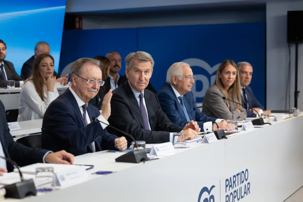 El presidente del Partido Popular, Alberto Núñez Feijóo, junto al presidente de Ceuta, Juan Jesús Vivas, durante la Junt