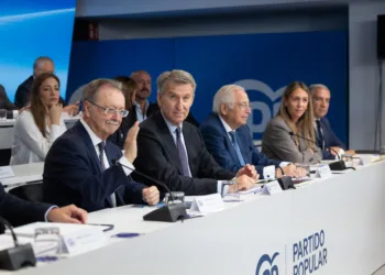 El presidente del Partido Popular, Alberto Núñez Feijóo, junto al presidente de Ceuta, Juan Jesús Vivas, durante la Junt