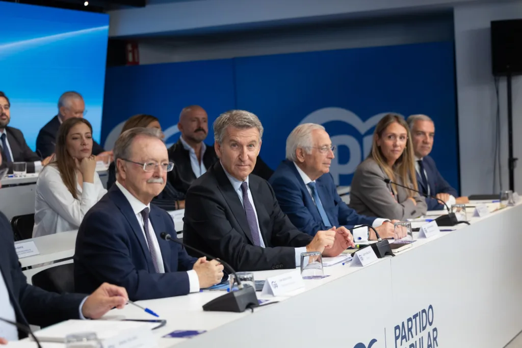 El presidente del Partido Popular, Alberto Núñez Feijóo, junto al presidente de Ceuta, Juan Jesús Vivas, durante la Junt