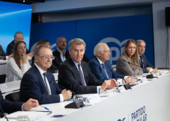 El presidente del Partido Popular, Alberto Núñez Feijóo, junto al presidente de Ceuta, Juan Jesús Vivas, durante la Junt