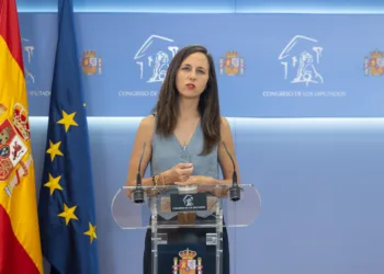 La secretaria general y diputada de Podemos, Ione Belarra, durante una rueda de prensa en el Congreso de los Diputados,