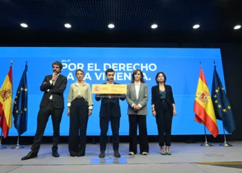 (I-D) El ministro de Cultura, Ernest Urtasun; la vicepresidenta seguda y ministra de Trabajo y Economía Social, Yolanda
