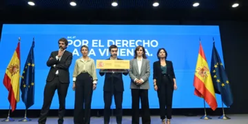(I-D) El ministro de Cultura, Ernest Urtasun; la vicepresidenta seguda y ministra de Trabajo y Economía Social, Yolanda