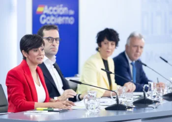 Isabel Rodríguez; el vicepresidente primero y ministro de Economía, Comercio y Empresa, Carlos Cuerpo; la ministra porta