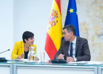 Archivo - La ministra de Vivienda y Agenda Urbana de España, Isabel Rodríguez, y el presidente del Gobierno, Pedro Sánch