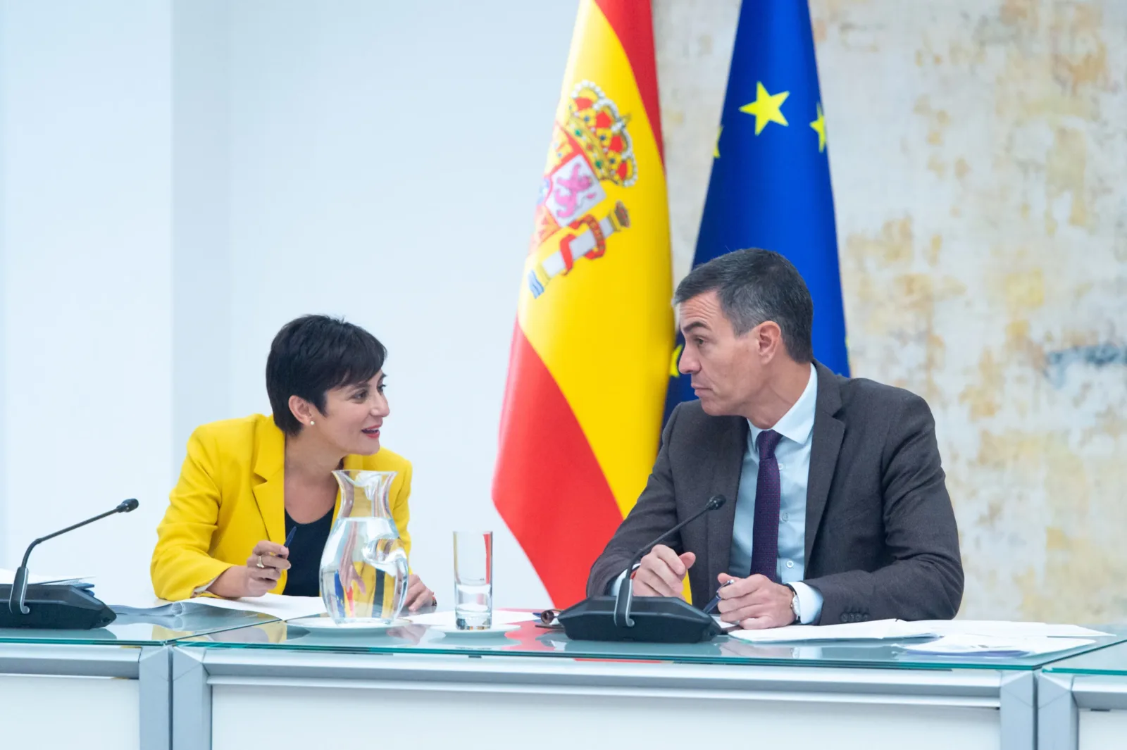 Archivo - La ministra de Vivienda y Agenda Urbana de España, Isabel Rodríguez, y el presidente del Gobierno, Pedro Sánch