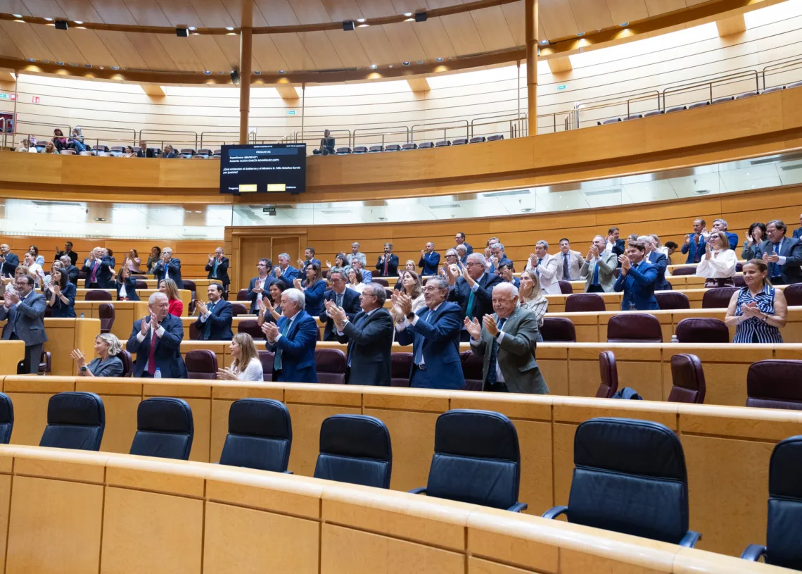 Aplausos durante una sesión plenaria en el Senado, a 29 de septiembre de 2026, en Madrid (España). La oposición debatirá