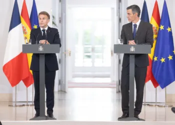 El presidente del Gobierno, Pedro Sánchez (d), y el presidente de la República Francesa, Emmanuel Macron (i)
