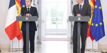 El presidente del Gobierno, Pedro Sánchez (d), y el presidente de la República Francesa, Emmanuel Macron (i)