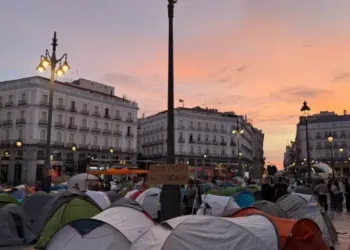 Cientos de personas continúan acampadas en la Puerta del Sol de Madrid para exigir el ‘decreto Maricarmen’