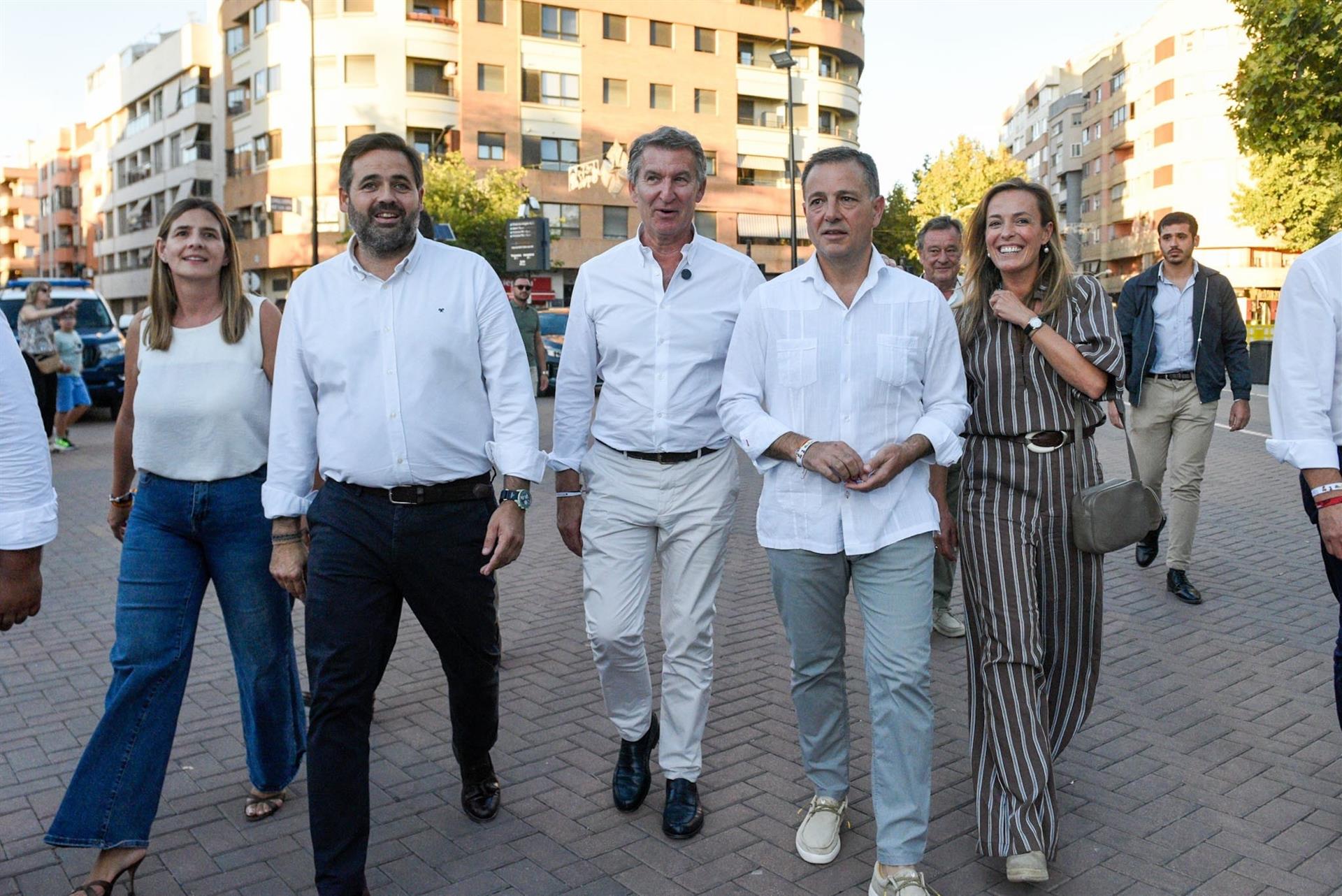 Feijóo se compromete “a volver otra vez a unir a los ciudadanos” durante su visita a la Feria de Albacete