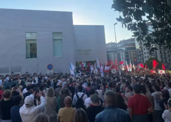 Centenares de personas impiden la celebración de un acto de Vox en Santiago de Compostela: “Aquí no pasa Vox”