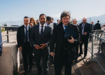 Garriga y Milei cargan contra Sánchez por “promocionar” la migración irregular y “degradar” la identidad de España