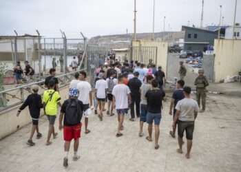 El Gobierno toma el control del puerto de Ceuta para la “atención humanitaria” de inmigrantes