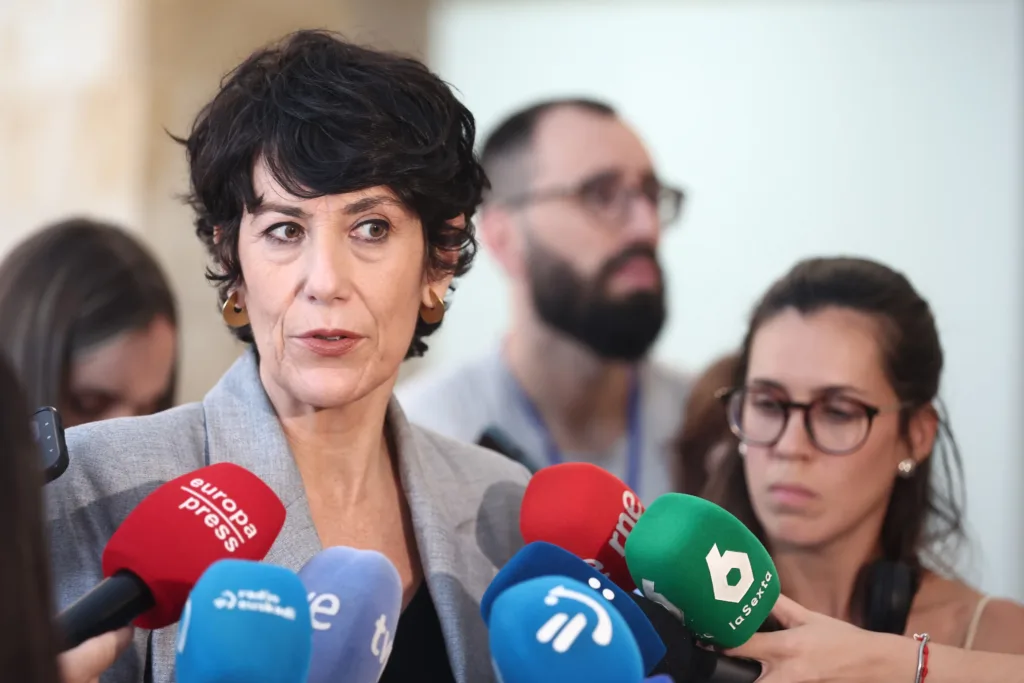 La ministra de Inclusión, Seguridad Social y Migraciones, Elma Saiz, atiende a los medios tras finalizar la primera de l