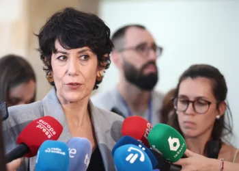 La ministra de Inclusión, Seguridad Social y Migraciones, Elma Saiz, atiende a los medios tras finalizar la primera de l