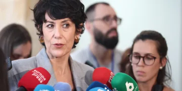 La ministra de Inclusión, Seguridad Social y Migraciones, Elma Saiz, atiende a los medios tras finalizar la primera de l