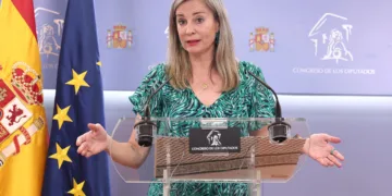 Archivo - La portavoz de Sumar en el Congreso, Verónica Martínez Barbero,  durante una rueda de prensa en el Congreso de