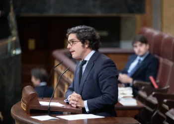 El diputado de Vox José María Figaredo durante una sesión plenaria, en el Congreso de los Diputados, a 2 de octubre de 2