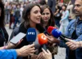La secretaria política de Podemos y eurodiputada, Irene Montero, y la secretaria general de Podemos, Ione Belarra, atien