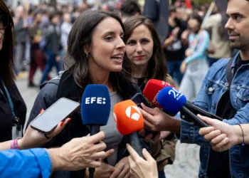 La secretaria política de Podemos y eurodiputada, Irene Montero, y la secretaria general de Podemos, Ione Belarra, atien
