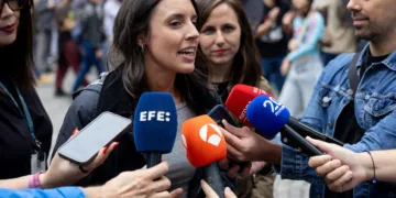 La secretaria política de Podemos y eurodiputada, Irene Montero, y la secretaria general de Podemos, Ione Belarra, atien